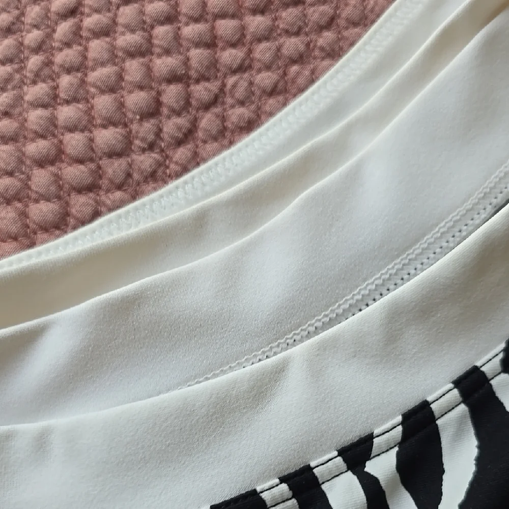 Seafolly Black and White Wave Pattern Rash guard Vest Top - Picture 12 of 14